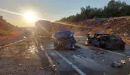 Kafa kafaya çarpıştılar: Alev alan araçta sıkışan 3 kişi hayatını kaybetti
