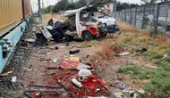 Tren, kamyonete çarptı: Sürücü feci kazada ölümden kurtuldu