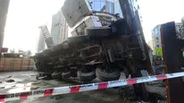 Rezidans inşaatında vinç böyle devrildi