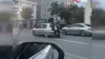 Akıl almaz görüntü: Otomobilin açık bagajında yolculuk yaptı