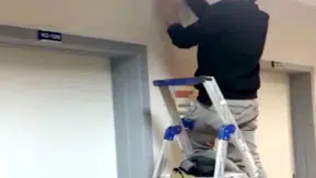 Odasına gizli kamera koyan Profesör doktor meslekten atılıyor