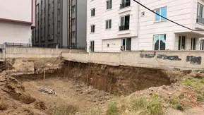 İnanılmaz görüntü: Apartman yıkılmasın diye iskele demiri kullandılar