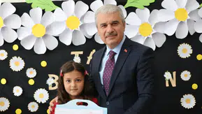 Vali Akın, Öğrencilerin Karne Sevincine Ortak Oldu