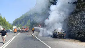 Tatilden Konya'ya dönen ailenin otomobili alev alev yandı