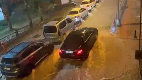 İstanbul'u sel altı: Yollar göle döndü