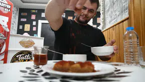 Tatlıyı bile acı biberle yiyor: "Pul biber en çok çaya ve tatlıya yakışıyor"