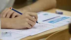 Üniversitelerde çoktan seçmeli sınavlara son: Akademisyenlere yapay zekâ zorunluluğu