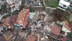 Çöken iki binada zamanla yarışılıyor: Enkaz altında kalanlar var