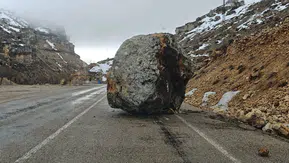 Konya'nın Kuş Yuvası'nda korku dolu anlar: Dev kaya yola düştü