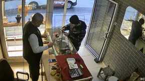 Kuyumcuya müşteri gibi girip yüzük çaldı: O anlar kamerada