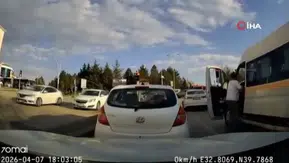 Trafikte yumruklu kavga etti: O anlar araç kamerasında