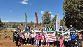 Konya'daki minik öğrenciler fidanları topraklarla buluşturdu