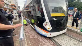 Tramvayın altına girdi: Seferler durdu herkes seferber odu