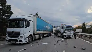 Konya plakalı tır kaza yaptı: Sürücünün burnu bile kanamadı