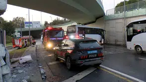 Çevik kuvvet otobüsü üst geçide çarptı: Yaralanan polisler var