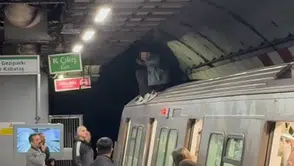 Metroda yaşanan o ilginç anlar kamerada