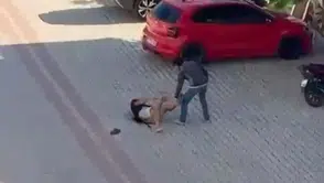 Dehşet anları kamerada: Sokak ortasında defalarca bıçaklayıp öldürdü