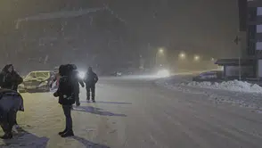 Tatilciler mutlu: Ekipler yolların kapanmaması için aralıksız çalışıyor