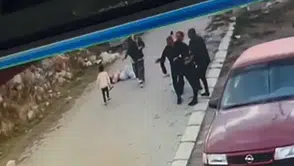 Evin kapısını kırdı: Sokak ortasında karısını bıçakladı