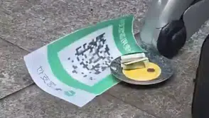 Robot sokak ortasında böyle dilendi: "Şarj param yok"