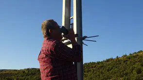 Ellerinde telefon elektrik direğine çıkıyorlar: Onların dertleri çok büyük
