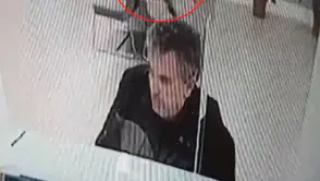 Bankada işlem yaparken üzerine kedi düştü