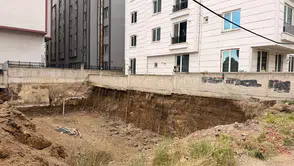 İnanılmaz görüntü: Apartman yıkılmasın diye iskele demiri kullandılar