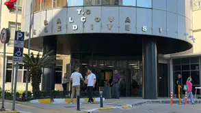 Başkanlar gözaltında: Seferihisar ve Balçova belediyelerine operasyon