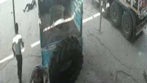 Şişirilen lastik bomba gibi patladı: İnsanlar havaya uçtu