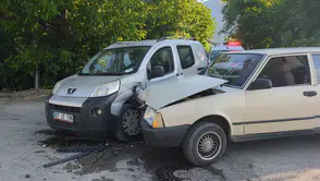 Hafif ticari araç otomobille çarpıştı: 4 yaralı