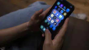 Sosyal medya teşhirciliği: 'Çok para var' denilerek gençler zehirleniyor