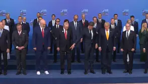 Doğru kombin nasıl yapılır: NATO aile fotoğrafında ayakkabı krizi