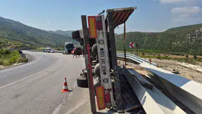Antalya-Konya yolunda devrilen tırın sürücüsü yaralandı