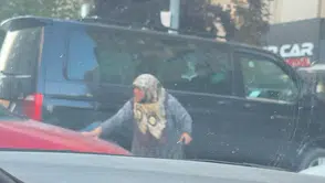Görenler şaşırdı: Park yeri savaşını bastonlu yaşlı kadın kazandı