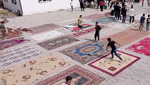 Halı sahası olmayan çocuklar kendi halı sahalarını yaptı