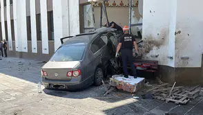 Alkollü sürücü 84 metre savrulup camideki imamın odasına daldı