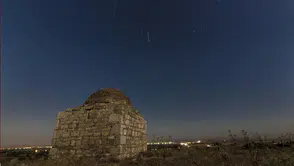 Konya'da tepede tek başına ayakta duran yapı merak uyandırıyor