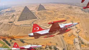 Konya'dan havalandılar: Türk Yıldızları'nın Mısır Piramitleri üzerindeki büyüleyen görüntüsü