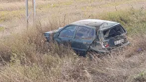 Konya'da yağışlı hava sonrası kaza yaşandı: Otomobil şarampole devrildi