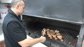 Palamut kebap tamam: Balık şişe takıldı