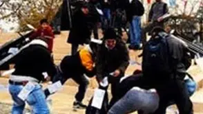 Klip çekiminde binadan para atıldı, vatandaşlar böyle kapıştı