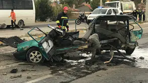 Konya'da hafif ticari aracın çarptığı otomobil ikiye bölündü