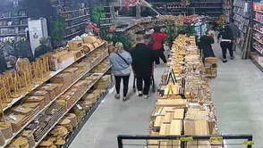Servis aracı mağazaya böyle daldı: Müşteriler neye uğradığını şaşırdı