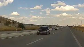 Konya'da ters yönde ilerleyen otomobil kazaya davetiye çıkardı