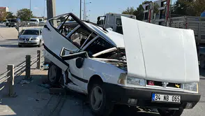 Konya'da kontrolden çıkan otomobil refüje çarptı: 4 yaralı