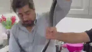 "Yılancı Kemal" 2 metrelik yılanı 4 saatlik mücadele sonunda çıplak elleriyle yakaladı