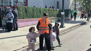 Öğrenci servislerinde yeni güvenlik adımı: Reflektörlü yelek