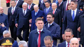 Bahçeli ve Dervişoğlu, Anıtkabir merdivenlerinden kol kola indi