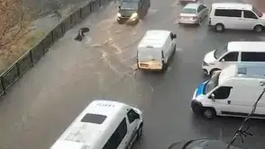 İstanbul'da sele kapılan kadın böyle sürüklendi