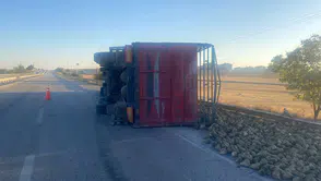 Konya'da pancar yüklü tır devrildi: 1 yaralı